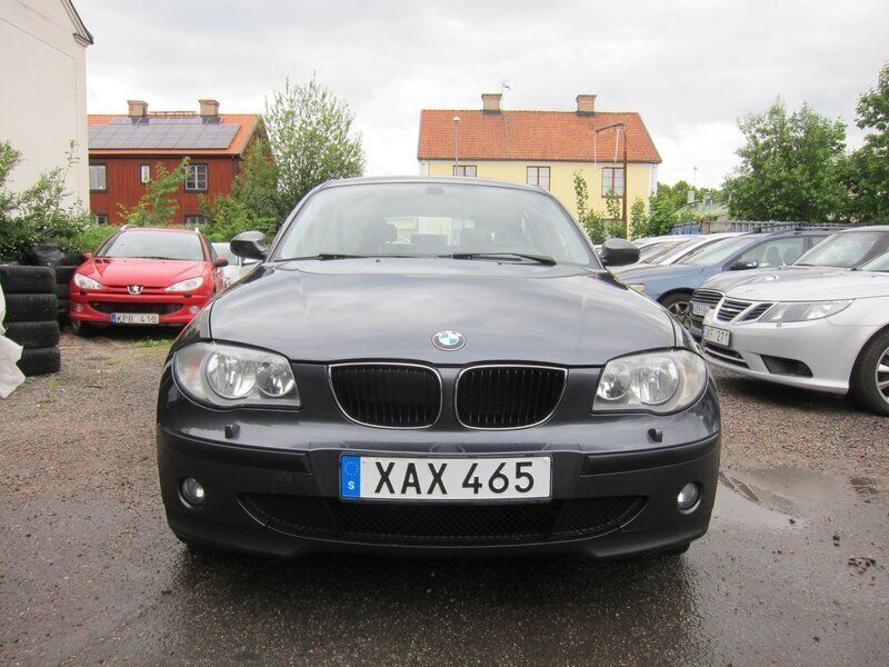 Grå Begagnad 2005 BMW 116 Advantage Halvkombi | 39 500 kr (Marknadspris) - Bild 1/4