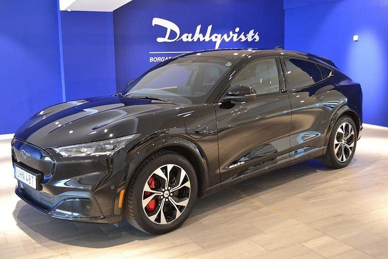 Svart Begagnad 2021 Ford Mustang Mach-E Standard Range SUV | 379 000 kr (Marknadspris) - Bild 1/4