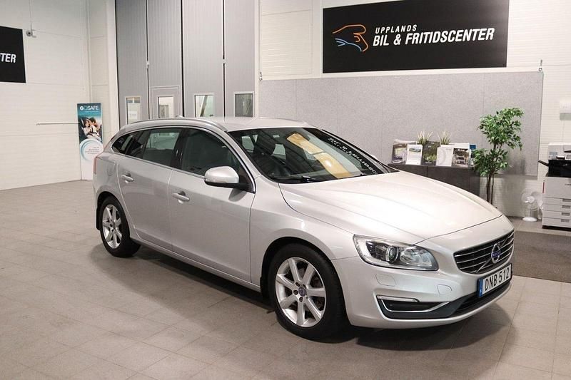 Silver (silver metallic) Begagnad 2016 Volvo V60 Summum Kombi | 109 900 kr (Marknadspris) - Bild 1/4