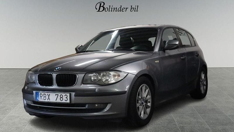 Grå Begagnad 2010 BMW 118 Halvkombi | 68 900 kr (Dyr) - Bild 1/4