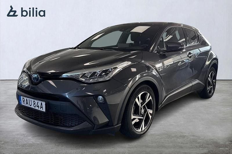Mörkgrå (grå) Begagnad 2023 Toyota C-HR Edition SUV | 294 900 kr (Marknadspris) - Bild 1/3