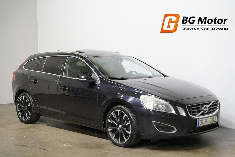Svart Begagnad 2012 Volvo V60 Summum Kombi | 79 800 kr (Marknadspris) - Bild 1/4