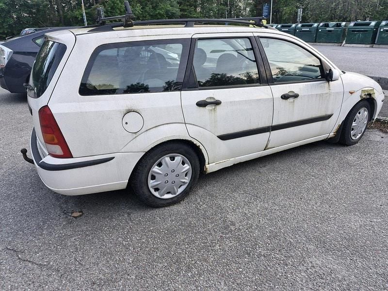 Vit Begagnad 2002 Ford Focus Kombi | 4 000 kr (Superpris) - Bild 1/4