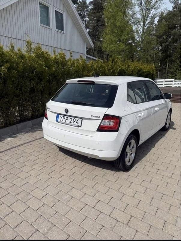 Vit Begagnad 2018 Skoda Fabia Style Halvkombi | 99 000 kr (Marknadspris) - Bild 1/4