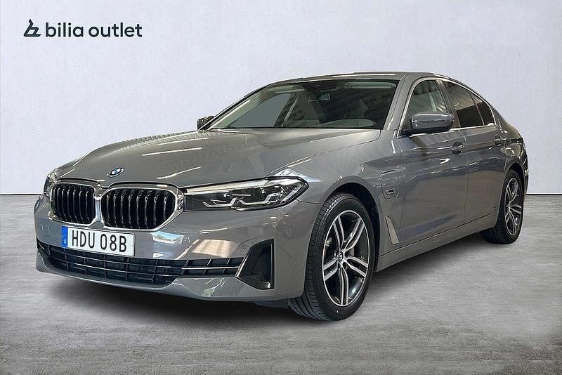 Grå Begagnad 2022 BMW 530e Sedan | 394 900 kr (Marknadspris) - Bild 1/3