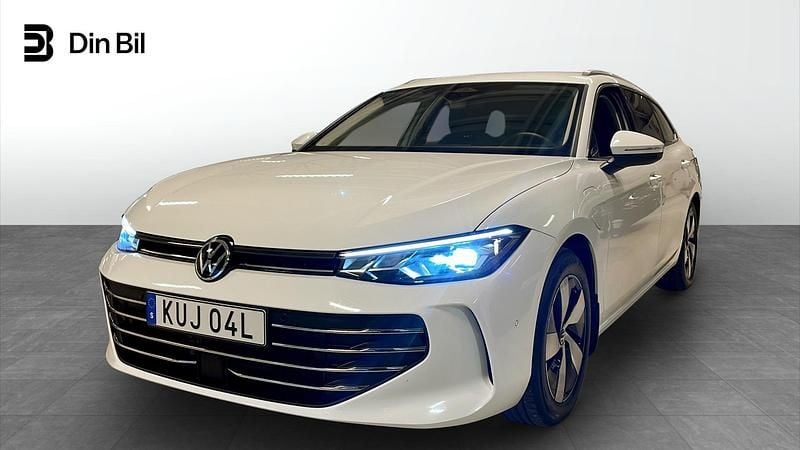 Vit Begagnad 2024 VW Passat Business Kombi | 439 900 kr (Marknadspris) - Bild 1/4