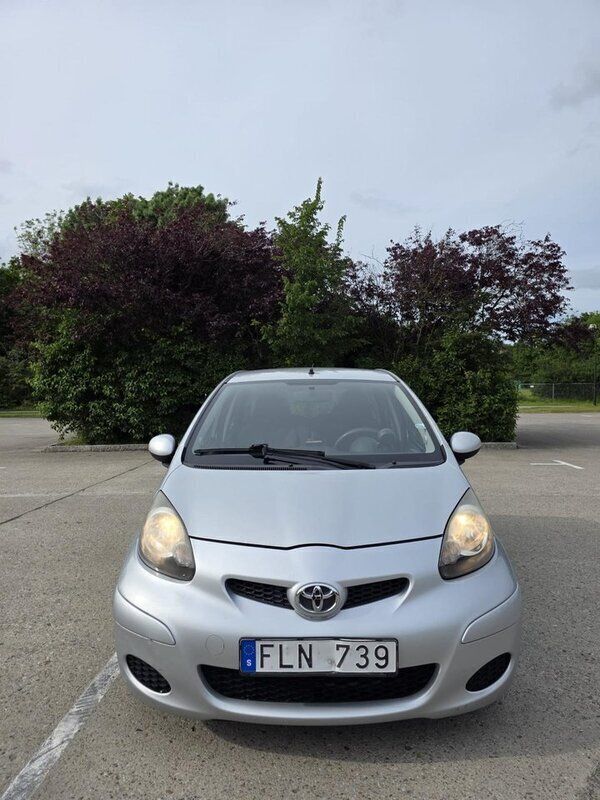Silver Begagnad 2010 Toyota Aygo Halvkombi | 23 999 kr (Marknadspris) - Bild 1/4