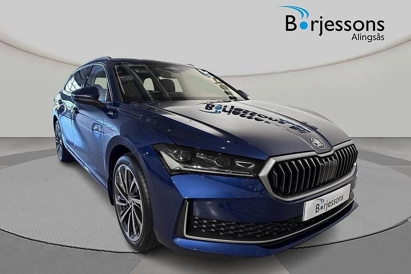 Blå Ny 2026 Skoda Superb Kombi | 532 600 kr - Bild 1/4