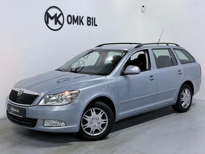Ljusblå Begagnad 2009 Skoda Octavia Elegance Kombi | 79 900 kr (Lite dyr) - Bild 1/4