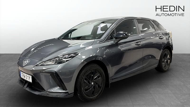 Grå (grey) Begagnad 2023 MG MG4 EV Halvkombi | 249 900 kr (Marknadspris) - Bild 1/4