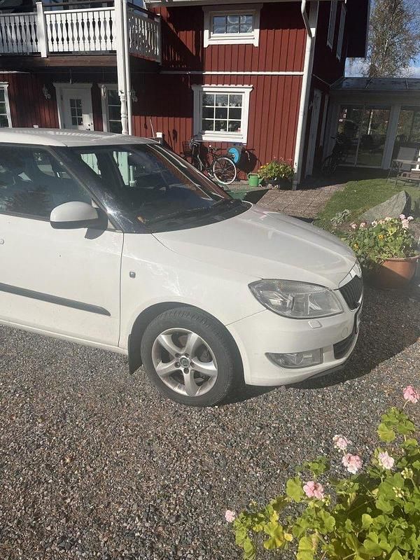 Vit Begagnad 2011 Skoda Fabia Elegance Halvkombi | 50 000 kr (Marknadspris) - Bild 1/4