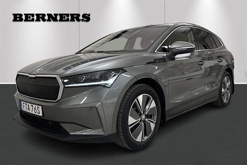 Grå Begagnad 2022 Skoda Enyaq iV SUV | 399 900 kr (Marknadspris) - Bild 1/4