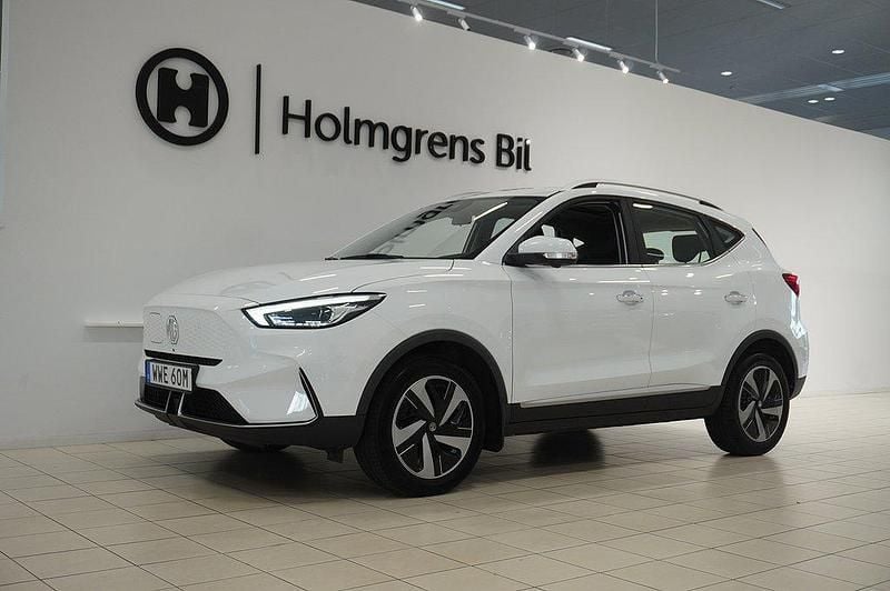 Vit (dover white) Begagnad 2022 MG ZS Luxury Sedan | 229 900 kr (Bra pris) - Bild 1/4