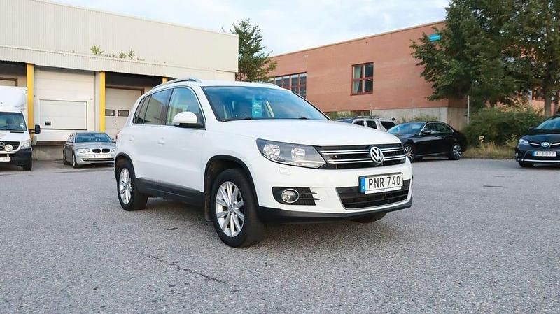 Vit Begagnad 2014 VW Tiguan Sportline SUV | 114 700 kr (Marknadspris) - Bild 1/4