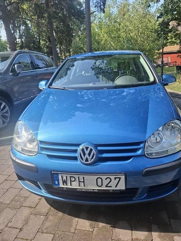 Blå Begagnad 2005 VW Golf IV Comfortline Halvkombi | 29 000 kr (Marknadspris) - Bild 1/4