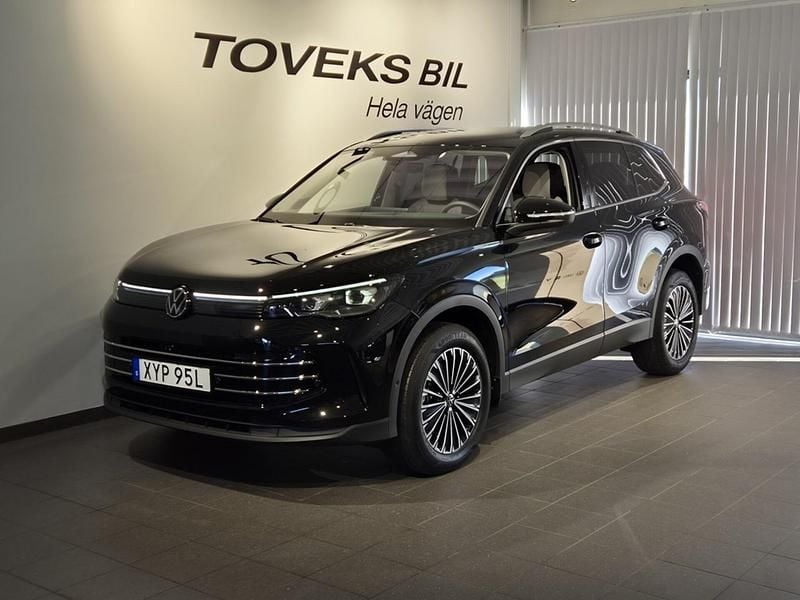 Svart (grenadilla black metallic) Ny 2025 VW Tiguan Elegance SUV | 509 900 kr (Lite dyr) - Bild 1/4