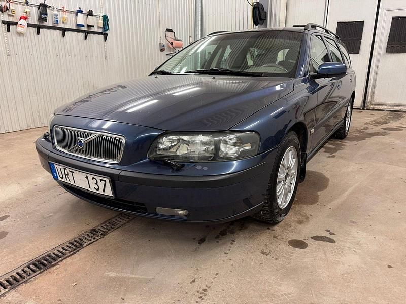 Mörkblå Begagnad 2004 Volvo V70 Business Edition Kombi | 29 500 kr (Marknadspris) - Bild 1/4
