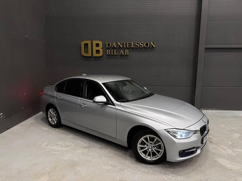 Silver Begagnad 2014 BMW 320 Sport Line Sedan | 99 800 kr (Superpris) - Bild 1/4
