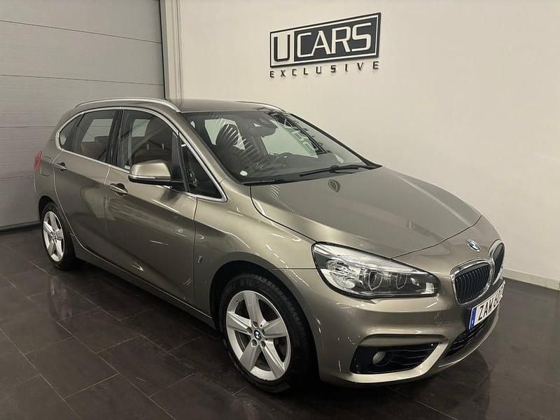 Silver Begagnad 2018 BMW 225 Active Tourer iPerformance Minibuss | 167 500 kr (Marknadspris) - Bild 1/4