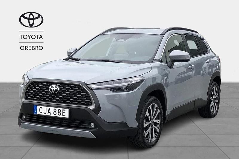 Grå Begagnad 2024 Toyota Corolla Cross Style SUV | 372 900 kr (Marknadspris) - Bild 1/4