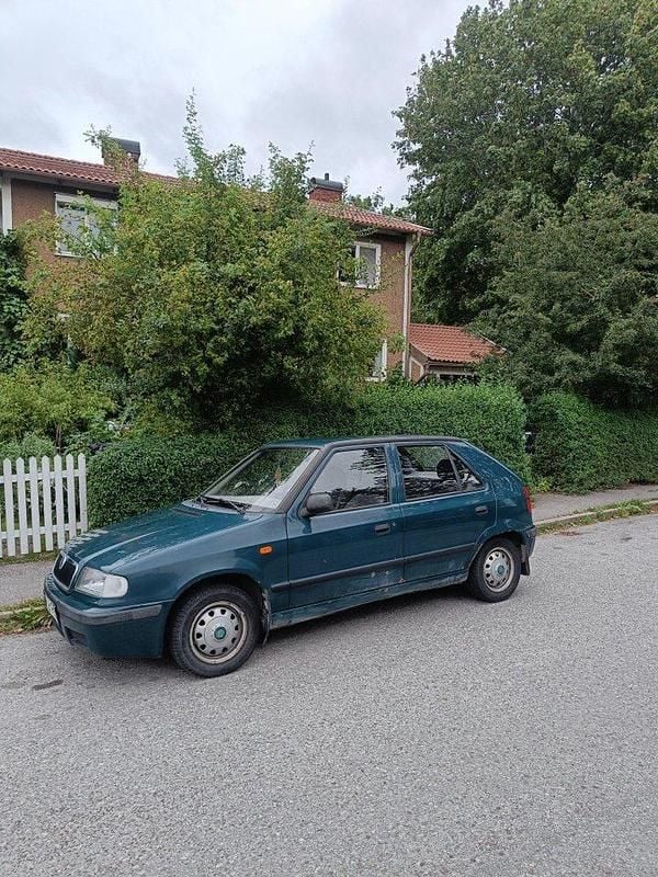 Grön Begagnad 2000 Skoda Felicia Halvkombi | 12 000 kr - Bild 1/4