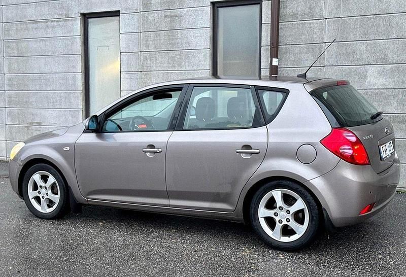 Grå Begagnad 2007 Kia Ceed Halvkombi | 23 000 kr (Lite dyr) - Bild 1/4