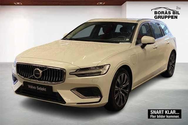 Vit Begagnad 2024 Volvo V60 Core Kombi | 379 000 kr (Marknadspris) - Bild 1/3