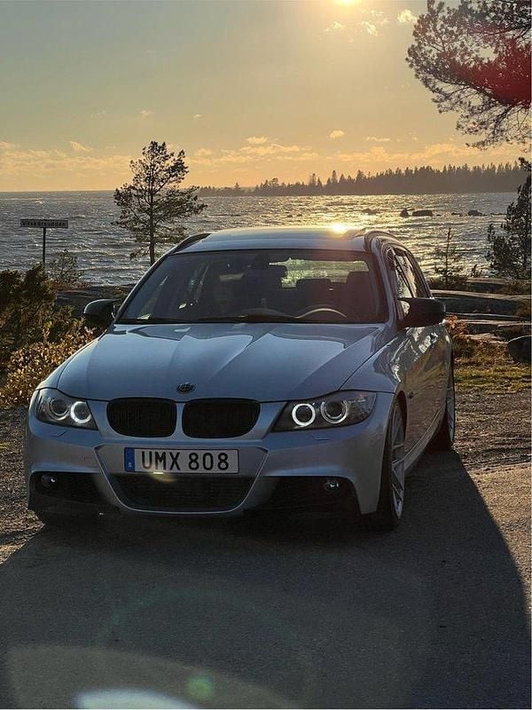 Grå Begagnad 2011 BMW 325 M Sport Kombi | 123 900 kr (Marknadspris) - Bild 1/4