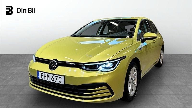 Gul (lime yellow metallic) Begagnad 2020 VW Golf VII Life Kombi | 189 900 kr (Bra pris) - Bild 1/4