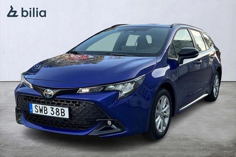 Blå Ny 2025 Toyota Corolla Active Kombi | 357 500 kr (Marknadspris) - Bild 1/3