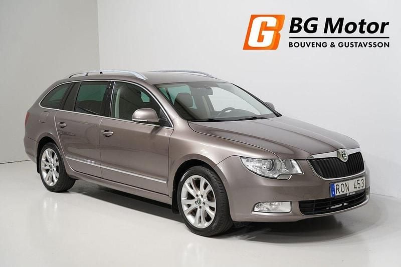 Ljusbrun Begagnad 2010 Skoda Superb Elegance Kombi | 74 800 kr (Marknadspris) - Bild 1/4