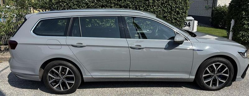 Grå Begagnad 2022 VW Passat Pro Kombi | 279 000 kr (Lite dyr) - Bild 1/4