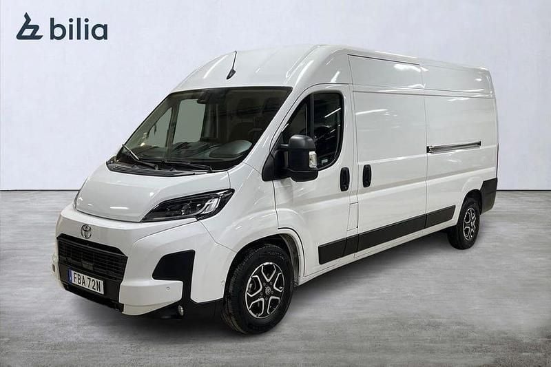 Vit Begagnad 2025 Toyota Proace Minibuss | 549 900 kr (Marknadspris) - Bild 1/4