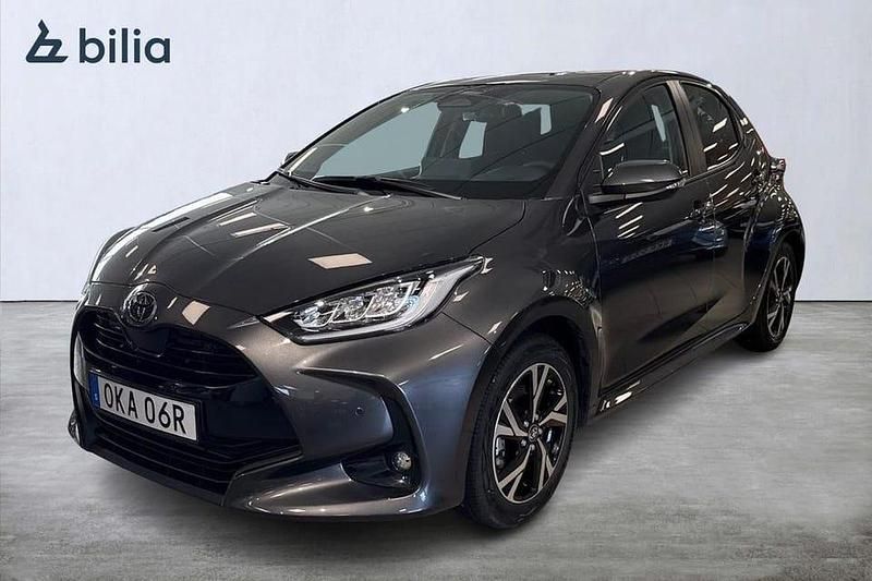 Mörkgrå (grå) Begagnad 2024 Toyota Yaris Hybrid Active Halvkombi | 269 900 kr (Lite dyr) - Bild 1/3