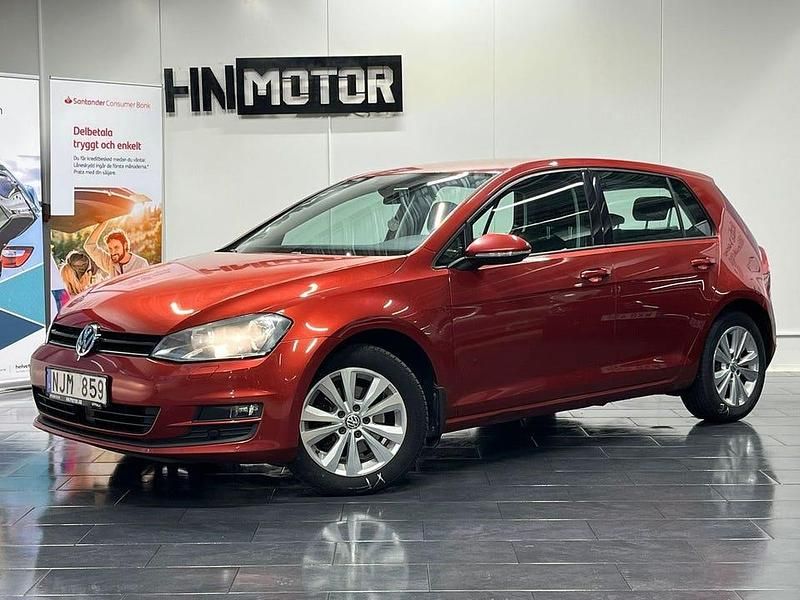 Röd Begagnad 2013 VW Golf VII SE Halvkombi | 99 900 kr (Marknadspris) - Bild 1/4