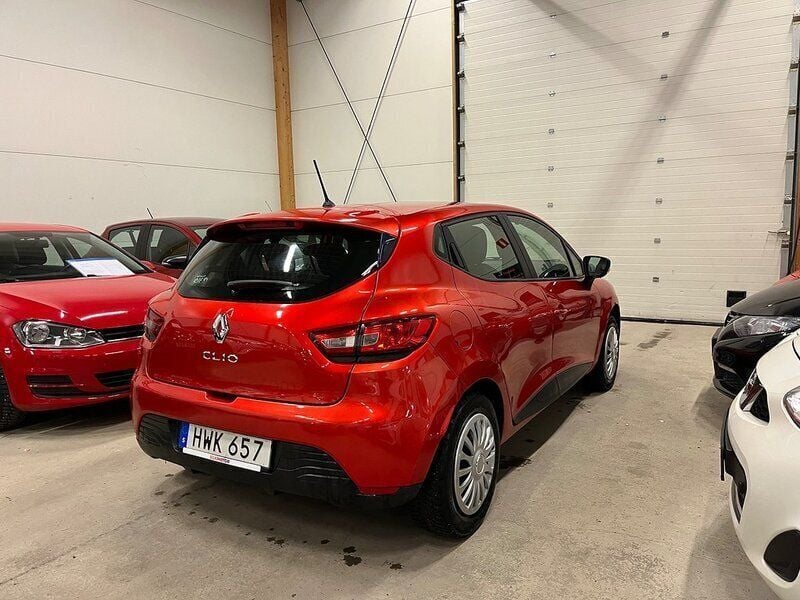 Begagnad Renault Clio IV Life 74 HK (54 kW) 2015 Röd Halvkombi