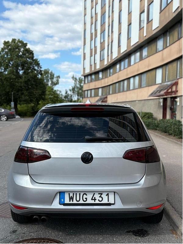 Silver Begagnad 2015 VW Golf VII Halvkombi | 119 500 kr (Marknadspris) - Bild 1/4