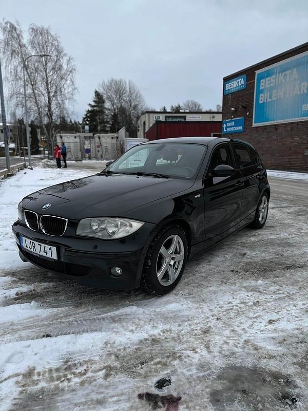 Svart Begagnad 2007 BMW 116 Halvkombi | 42 000 kr (Marknadspris) - Bild 1/4