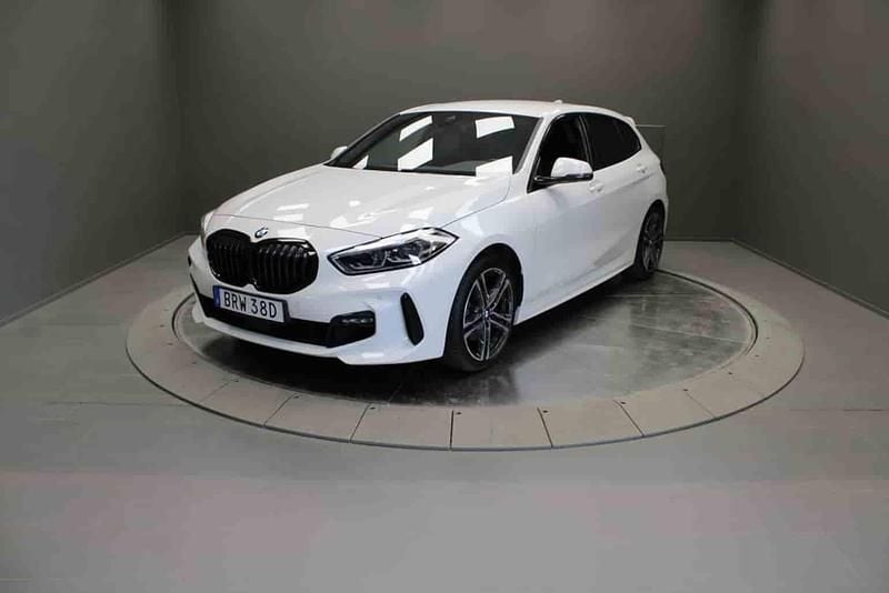Vit Begagnad 2023 BMW 118 Halvkombi | 289 000 kr - Bild 1/1