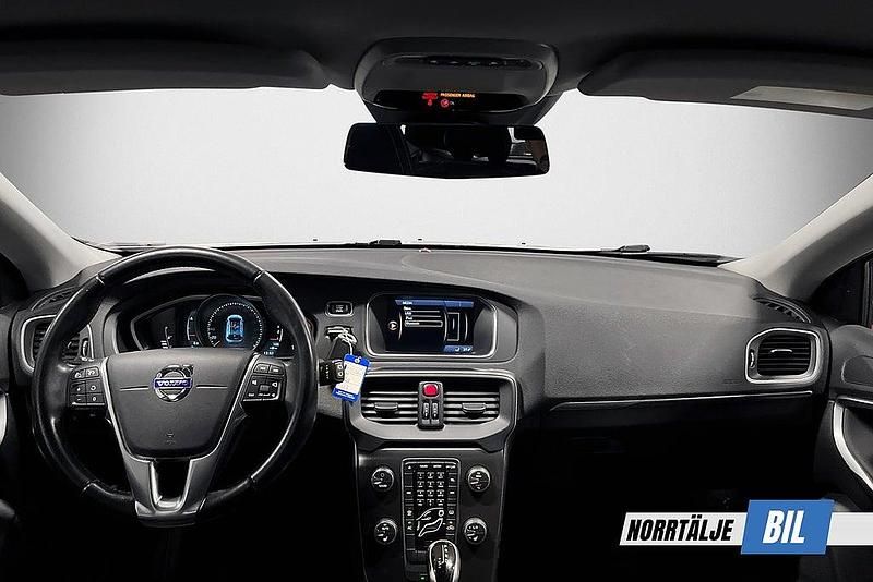 Begagnad Volvo V40 Momentum 177 HK (130 kW) 2014 Vit Halvkombi