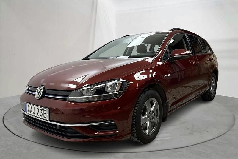 Mörkröd Begagnad 2020 VW Golf VII | 149 000 kr (Bra pris) - Bild 1/4