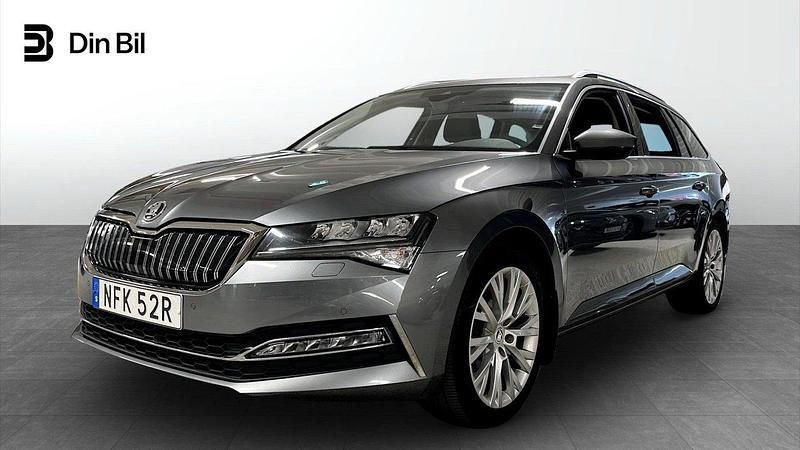 Grå Begagnad 2022 Skoda Superb Style Kombi | 289 900 kr (Marknadspris) - Bild 1/4