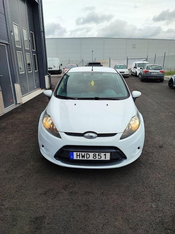 Vit Begagnad 2009 Ford Fiesta Trend Halvkombi | 39 500 kr (Marknadspris) - Bild 1/4
