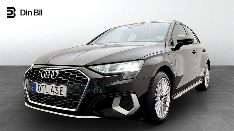 Brilliantsvart Begagnad 2024 Audi A3 Advanced Sportkupé | 299 000 kr - Bild 1/4