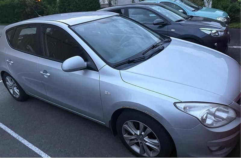Silver Begagnad 2008 Hyundai i30 Halvkombi | 15 000 kr (Marknadspris) - Bild 1/4