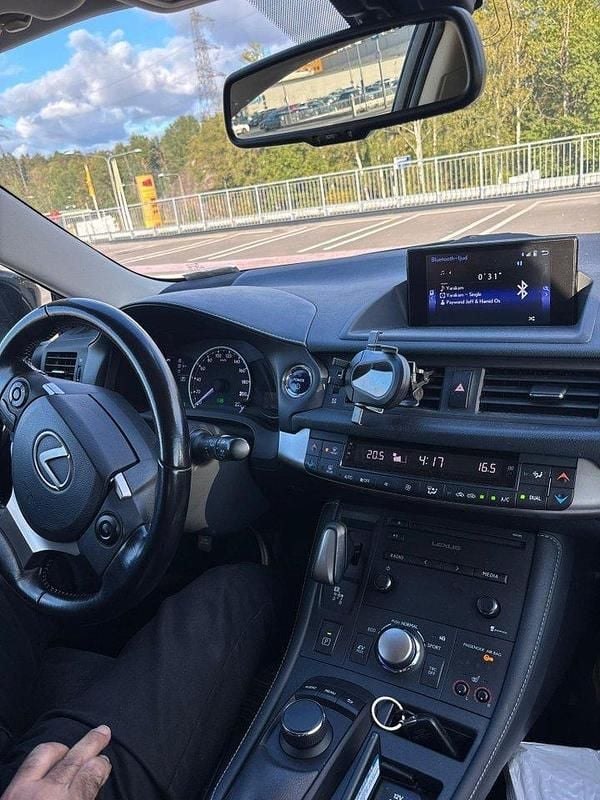 Vit Begagnad 2017 Lexus CT200h Sport Line Halvkombi | 190 000 kr - Bild 1/4