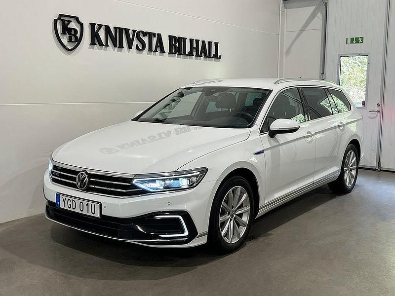 Vit Begagnad 2021 VW Passat Executive Kombi | 238 800 kr (Marknadspris) - Bild 1/4