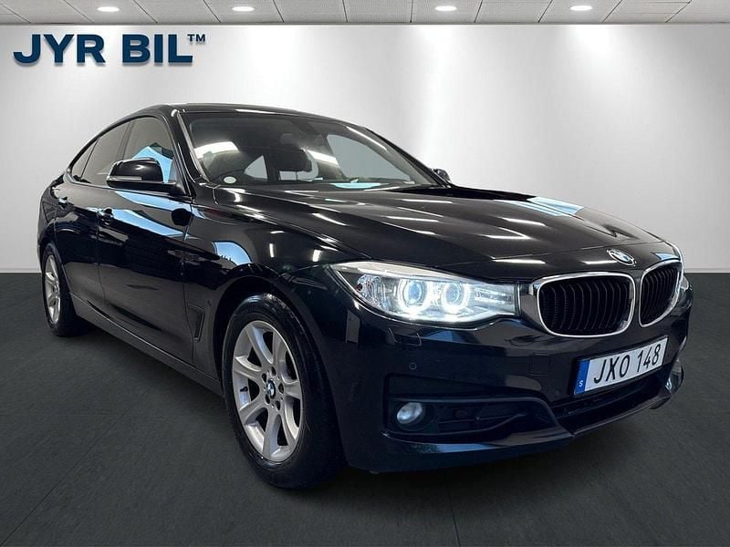 Svart Begagnad 2015 BMW 320 Gran Turismo Advantage Halvkombi | 154 900 kr (Marknadspris) - Bild 1/4