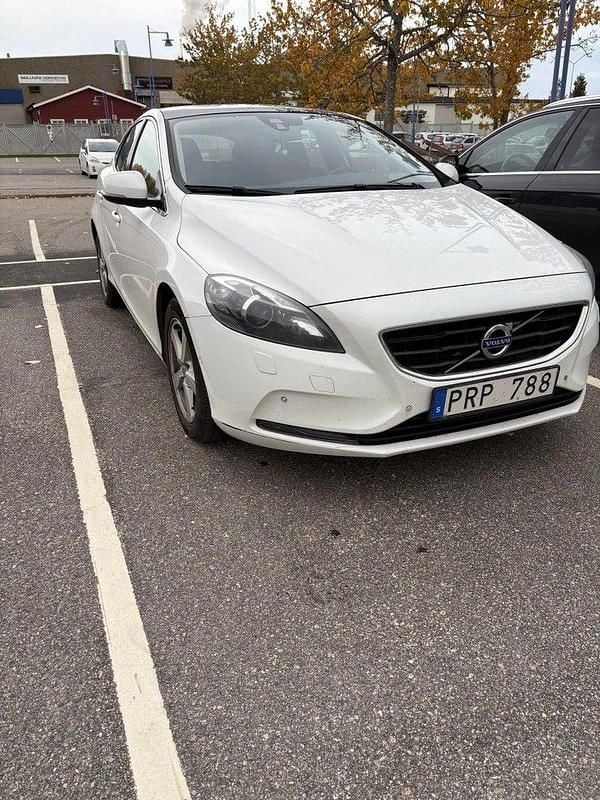 Vit Begagnad 2013 Volvo V40 Momentum Kombi | 74 900 kr (Superpris) - Bild 1/3