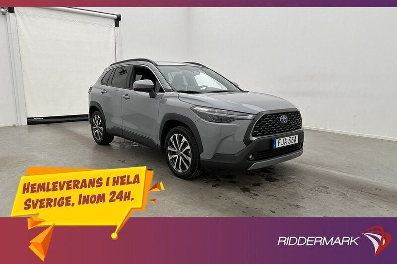 Grå Begagnad 2023 Toyota Corolla Cross Executive SUV | 384 700 kr (Marknadspris) - Bild 1/3